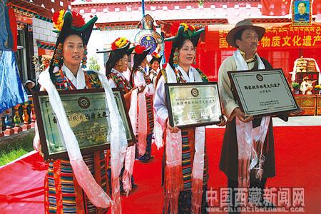 2009年6月23日，在授牌儀式上，拉薩城關(guān)區(qū)娘熱鄉(xiāng)民間藝術(shù)團(tuán)的姑娘小伙子們?cè)俅翁稹袄_朗瑪”。