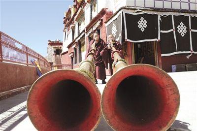  1、直孔噶舉派宗教音樂傳承人倫白（左）與僧人貢覺旺杰切磋長號吹奏技藝。 西藏日報記者 楊正林 攝