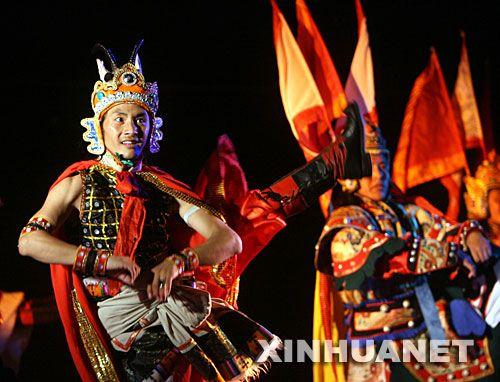 2007年7月26日，在英國首都倫敦，中國西藏色達格薩爾王藏劇團的演員表演藏劇《格薩爾王》。該劇把藏族民歌、舞蹈、圣歌、游戲等傳統(tǒng)藝術形式與時尚元素融為一體，向觀眾展示了藏族史詩《格薩爾王傳》的不朽傳奇和藏戲的獨特魅力。 新華社記者 謝秀棟 攝