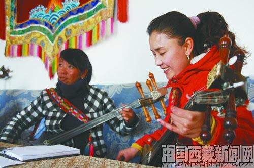 龍日的學(xué)生在認(rèn)真學(xué)習(xí)扎年琴。龍日希望，學(xué)生們能將扎年琴聲帶到更遙遠(yuǎn)的地方。 記者 沈未蘭 攝