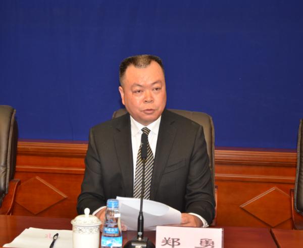 新聞發(fā)言人：自治區(qū)紀(jì)委新聞發(fā)言人、宣傳部部長(zhǎng) 鄭勇.jpg