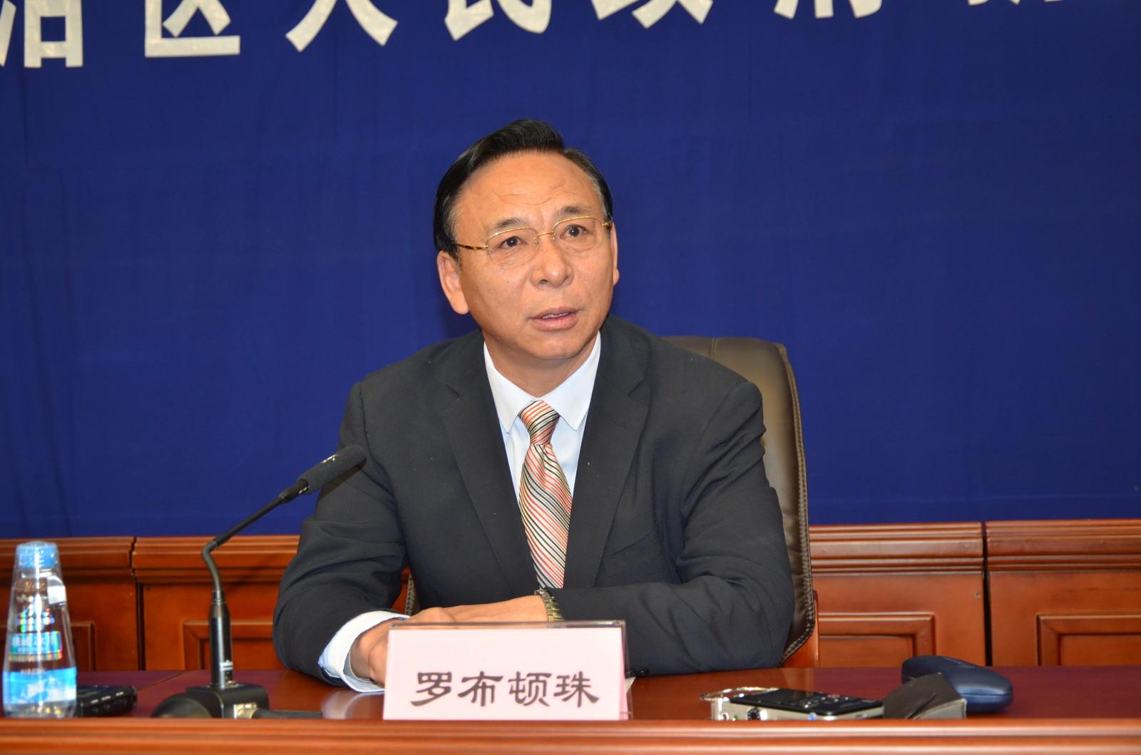 圖為發(fā)言人：區(qū)黨委常委，自治區(qū)常務(wù)副主席，自治區(qū)脫貧攻堅指揮部總指揮長 羅布頓珠.JPG
