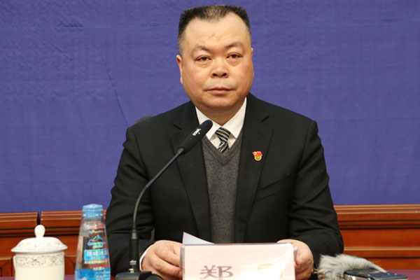 新聞發(fā)言人：自治區(qū)紀委監(jiān)委新聞發(fā)言人、宣傳部部長 鄭勇.jpg