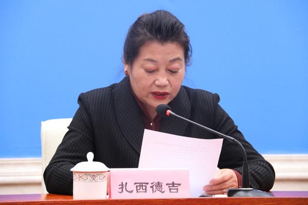 新聞發(fā)言人：拉薩市應(yīng)對(duì)新型冠狀肺炎疫情工作領(lǐng)導(dǎo)小組成員、專家救治防控組組長(zhǎng)、市衛(wèi)健委黨組副書記、主任 扎西德吉.jpg