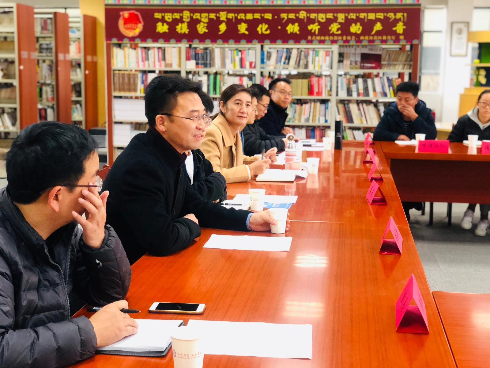 yj1123p03共青團西藏自治區(qū)委員會副書記格桑卓瑪、西藏青年報社副社長洛桑頓珠、內(nèi)地西藏班（校）管理中心工作人員廖羨等，同內(nèi)地西藏班的不同民族師生代表進行了座談。.jpg