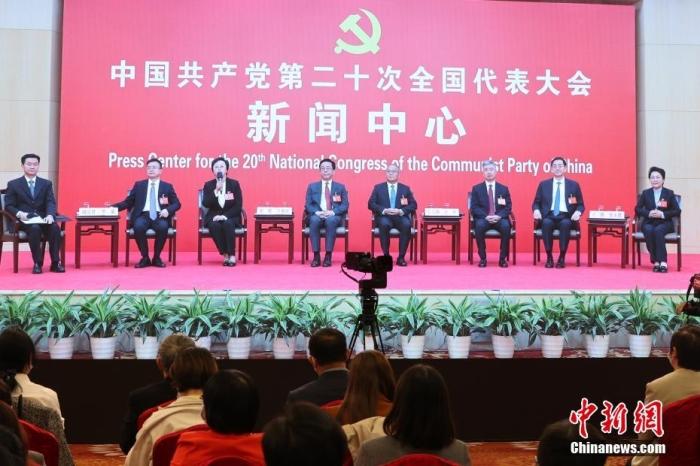 10月19日，中國共產(chǎn)黨第二十次全國代表大會新聞中心舉行集體采訪。重慶、四川、貴州、云南、西藏、陜西、甘肅代表團新聞發(fā)言人出席，介紹代表團學習討論二十大報告情況，并回答記者提問。圖為分會場。 中新社記者 蔣啟明 攝